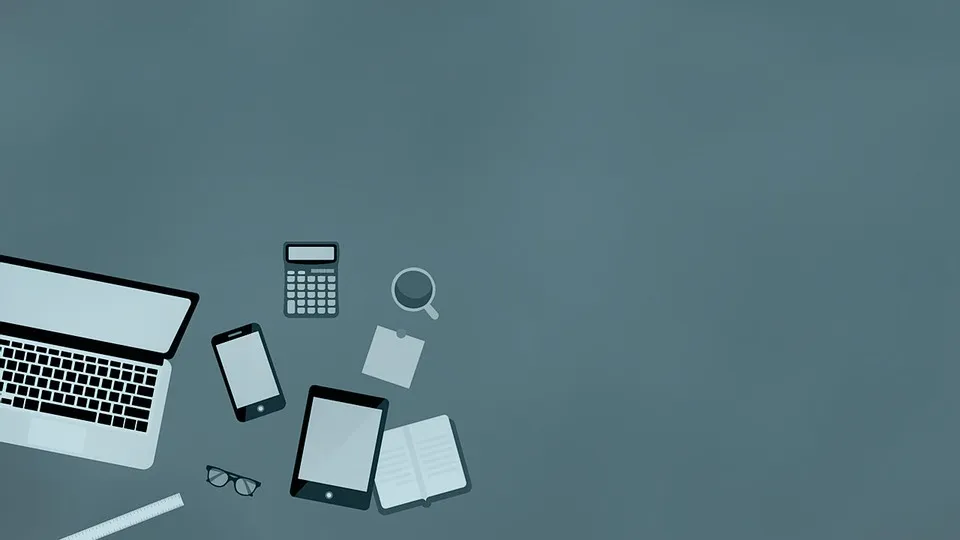 Laptop, téléphone, tablette, café, calculatrice et documents déposés