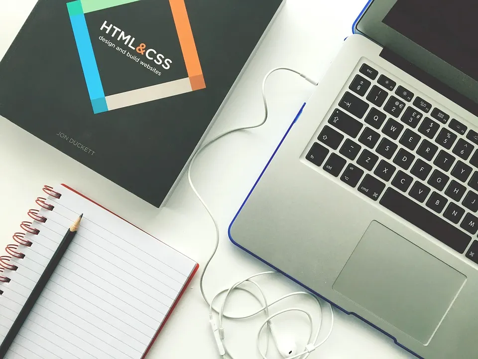 Laptop, écouteur et carnet de notes